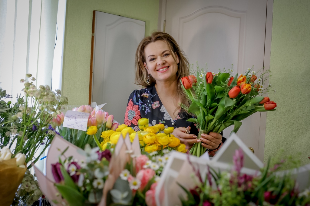 Tradīcijām ir nemainīgs spēks, un nevienai ārkārtas situācijai nav varas to mainīt. “Tas ir pašsaprotams lielums, ko izjūtam dienu no dienas. Pavasaris ir mūsu mīļākais darba posms gadā, jo ar vieglu iesildīšanos mēs baudām 14. februāri, uz pilnu jaudu izskrienam 8. martu un ar maksimālu atdevi sagaidām un izmīļojam Mātes dienu maijā. Un tad jau jūnijs ir klāt ar pēdējo zvanu skolās un izlaidumu,” saka Smiltenes centrā esošā ziedu veikala “Laura” vadītāja Eva Mince. Nupat aizvadīto Sieviešu dienu Eva veikalā dēvē par pozitīvo emociju festivālu. Tieši tāda sajūtās bija vakardiena.                                                                                                                                                                                                                                                                                                        
Autors: SANTA SINKA