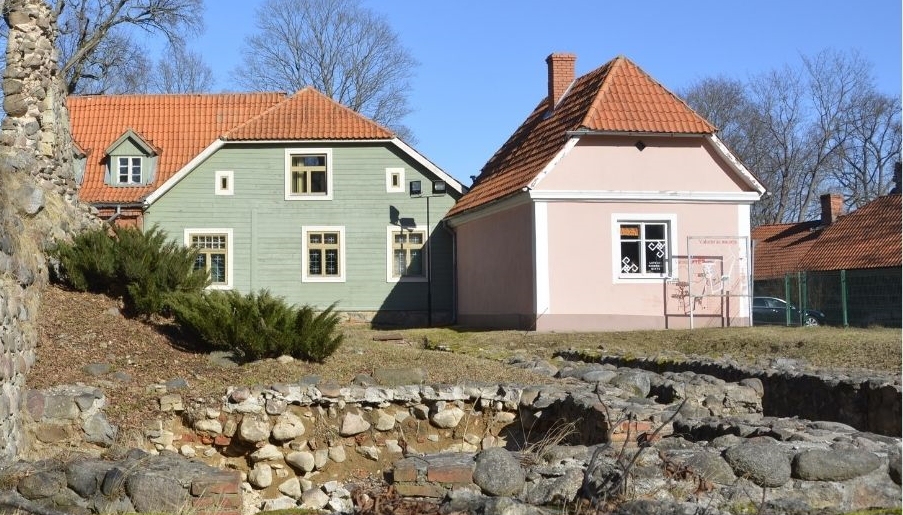 Valmieras vecā aptieka (ēka pa kreisi)
Autors: valmiera.lv