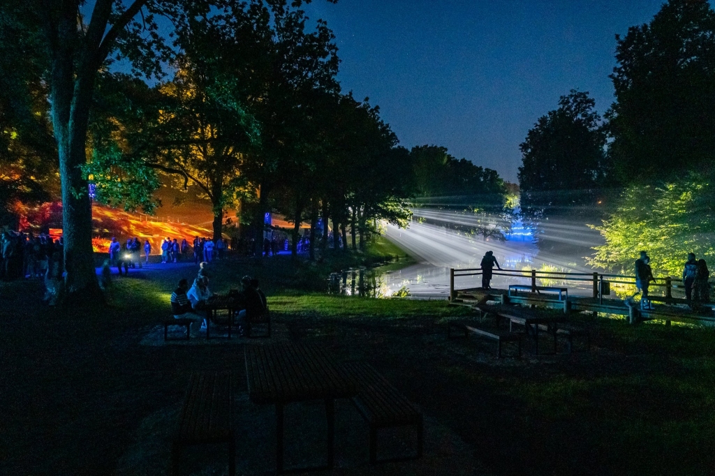 Viens no spilgtākajiem aizvadītās vasaras notikumiem Vidzemē bija Smiltenes simtgadei radītā nakts pastaigu taka “Teiksma par gaismas bruņinieku” Vecajā parkā. Tagad tā izvirzīta Izcilības balvai vairākās kategorijās. 
                                                                                                                                                                                 
Autors: AGNIS MELDERIS