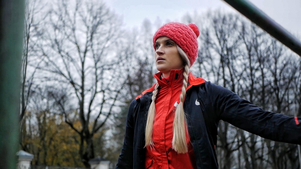 Tik augsta līmeņa sportistiem, kāda ir olimpiete Līna Mūze, ir dzelžains treniņu grafiks. “Nav nekādu citu lietu, kā tikai treniņš, mājas, paēst, gulēt. Ja nu tomēr spēks un enerģija vēl ir atlikuši, tad vakaros piesēžos pie adāmadatām vai šujmašīnas,”  Līna nosauc savus hobijus (attēlā – ar pašas adīto cepuri).                           
Autors: NO PERSONĪGĀ ARHĪVA