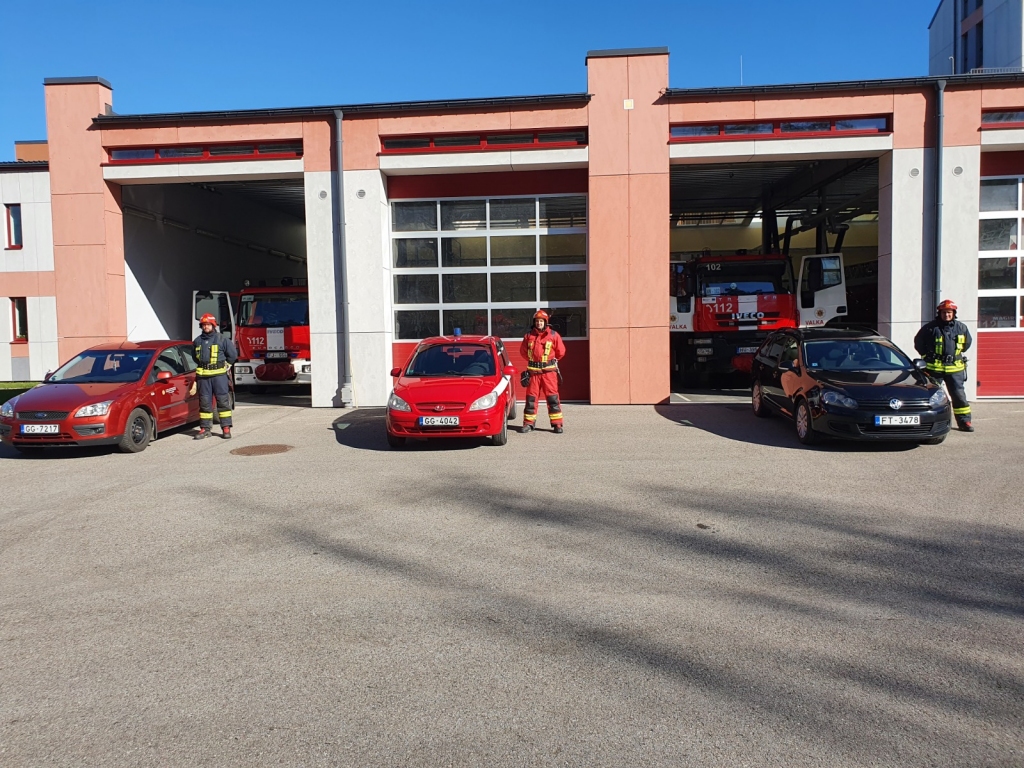 Valsts ugunsdzēsības un glābšanas dienesta Smiltenes posteņa komandieris Renārs Žeļezkins (pirmais no kreisās), Strenču posteņa komandieris Gusts Svarinskis un Valkas daļas komandieris Salvis Stepiņš.                                                                                                                                                   
Autors: NO VUGD ARHĪVA