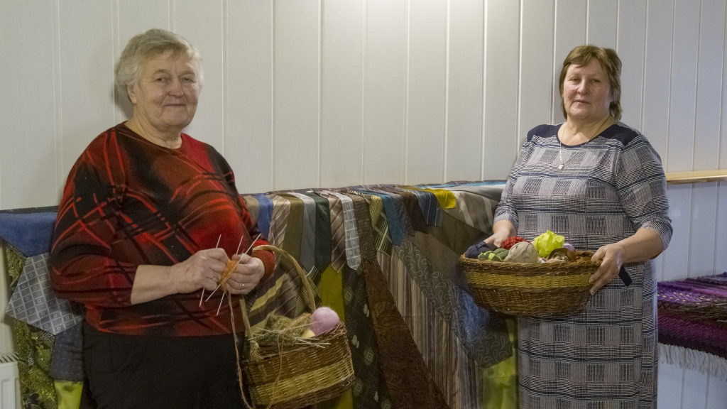 Launkalniete Dzidra Plūme (no kreisās) atsaukusies sava pagasta bibliotekāres Ineses Pēčas (blakus) uzaicinājumam atnest uz bibliotēku savus rokdarbus un parādīt tos citiem. Arī attēlā redzamie pītie grozi ir Dzidras rokudarbs.                                                                                                                                                                              
Autors:  JĀNIS ŪDRIS