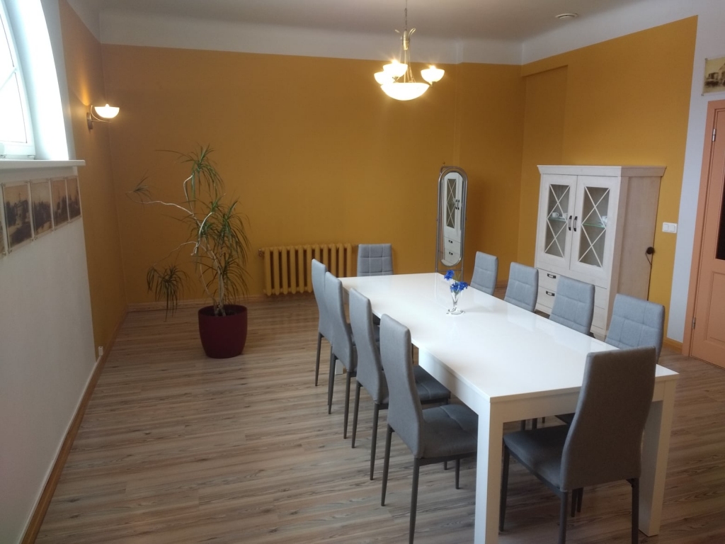 Lietderīgi izmatojot piespiedu dīkstāvi, kad klātienē nav atļauts rīkot kultūras pasākumus, Valkas pilsētas kultūras nama darbinieki izglītojas un kultūras nama trešajā stāvā ir iekārtojuši mazo semināru un viesu zāli “Walk”.                                                                                                                                                                    
Autors: AIVARS IKŠELIS
