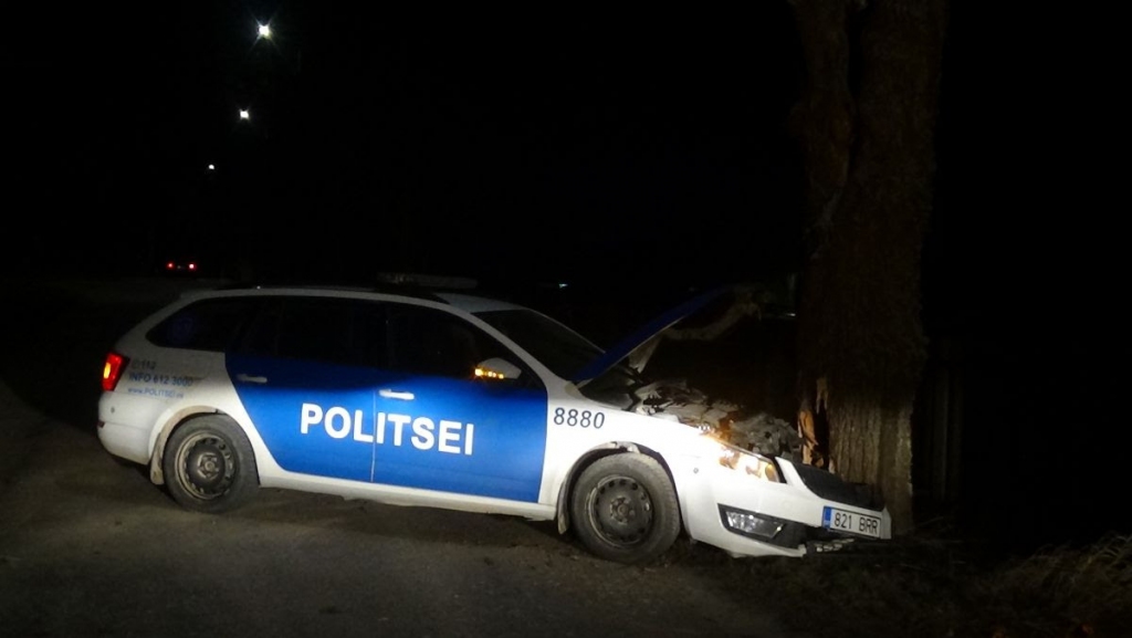 Pagājušā gada 9. decembrī Valgā policijas auto, šķērsojot pretējo braukšanas joslu, ietriecās kokā. Incidenta rezultātā viens no pasažieriem tika nogādāts medicīnas iestādē.                                                     
Autors:  Igaunijas policija
