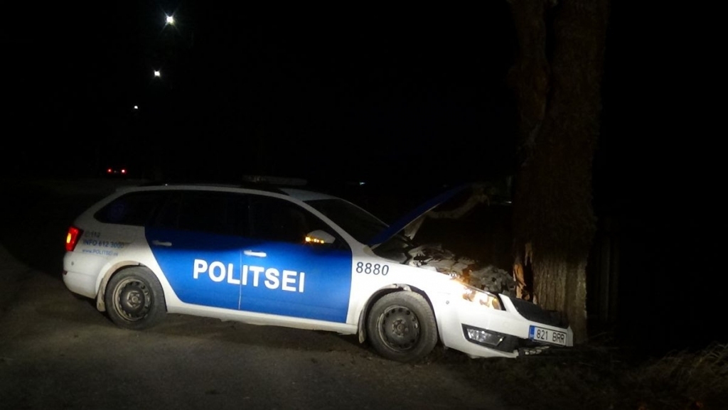 Pagājušā gada 9. decembrī Valgā policijas auto, šķērsojot pretējo braukšanas joslu, ietriecās kokā. Incidenta rezultātā viens no pasažieriem tika nogādāts medicīnas iestādē.          
Autors: Igaunijas policija