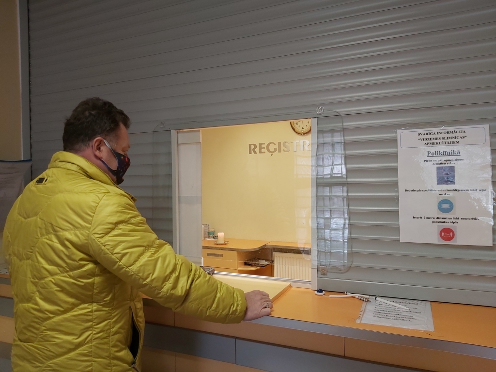 SIA “Vidzemes slimnīca” Valkas poliklīnikas reģistratūrā strādā tikai viena darbiniece. Aizvadītajā ceturtdienā, 11. martā, viņas prombūtnes laikā nepilnās divās stundās izveidojās nepatīkama situācija. Proti, pacients nevarēja nokļūt pie speciālista, jo nebija skaidras naudas, tāpēc nevarēja samaksāt par vizīti.                
Autors: INGŪNA JOHANSONE