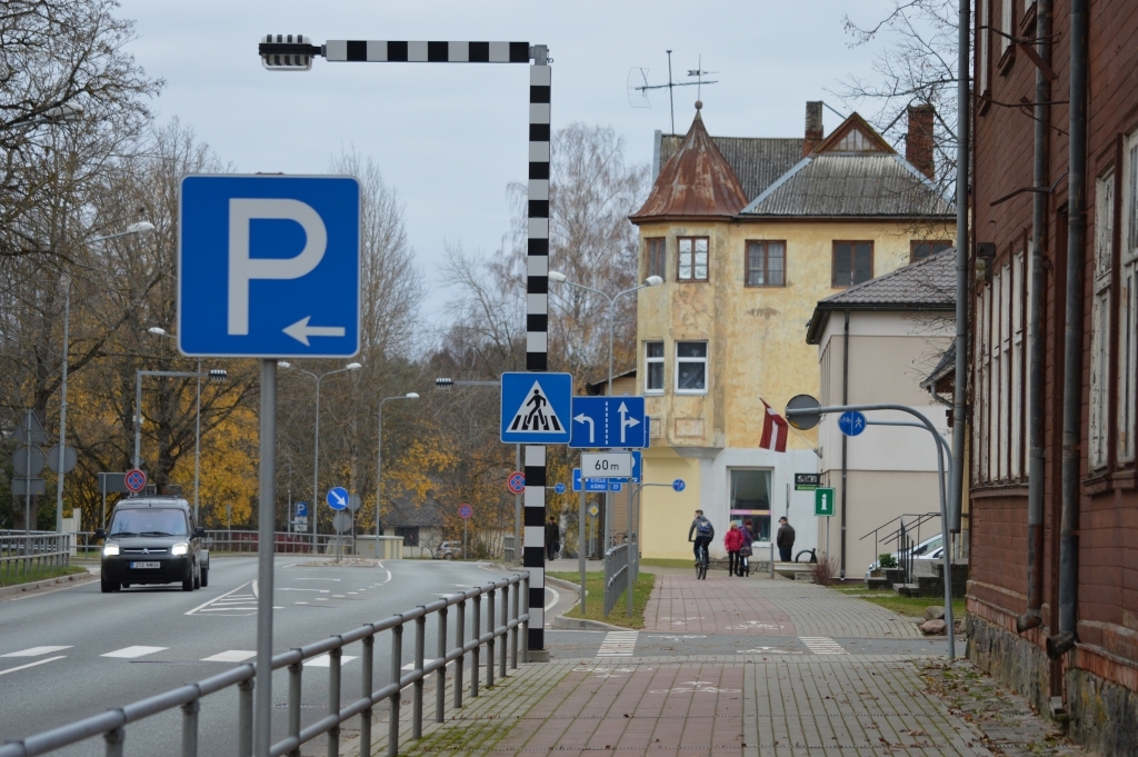 Kad tiks pārbūvēts lielais stāvlaukums Strenču centrā, tālbraucēji šoferi ar ceļa zīmi, kas norāda uz šo stāvvietu, nevarēs droši rēķināties.                                                                             
Autors:  SANDRA PĒTERSONE