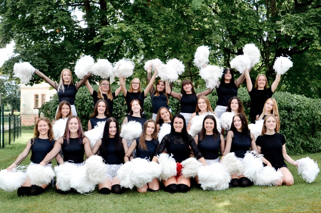 Karsējmeiteņu trenēšana ir viena no Alises Matukas sirdslietām – no nelielas Vijciema meiteņu grupiņas šobrīd Valkas basketbola komandas karsējmeiteņu grupa izaugusi līdz 40 dalībnieču lielam kolektīvam. Alise (pirmajā rindā ceturtā no labās) kopā ar karsējmeiteņu pamatgrupu.                                                                     
Autors: no personīgā arhīva