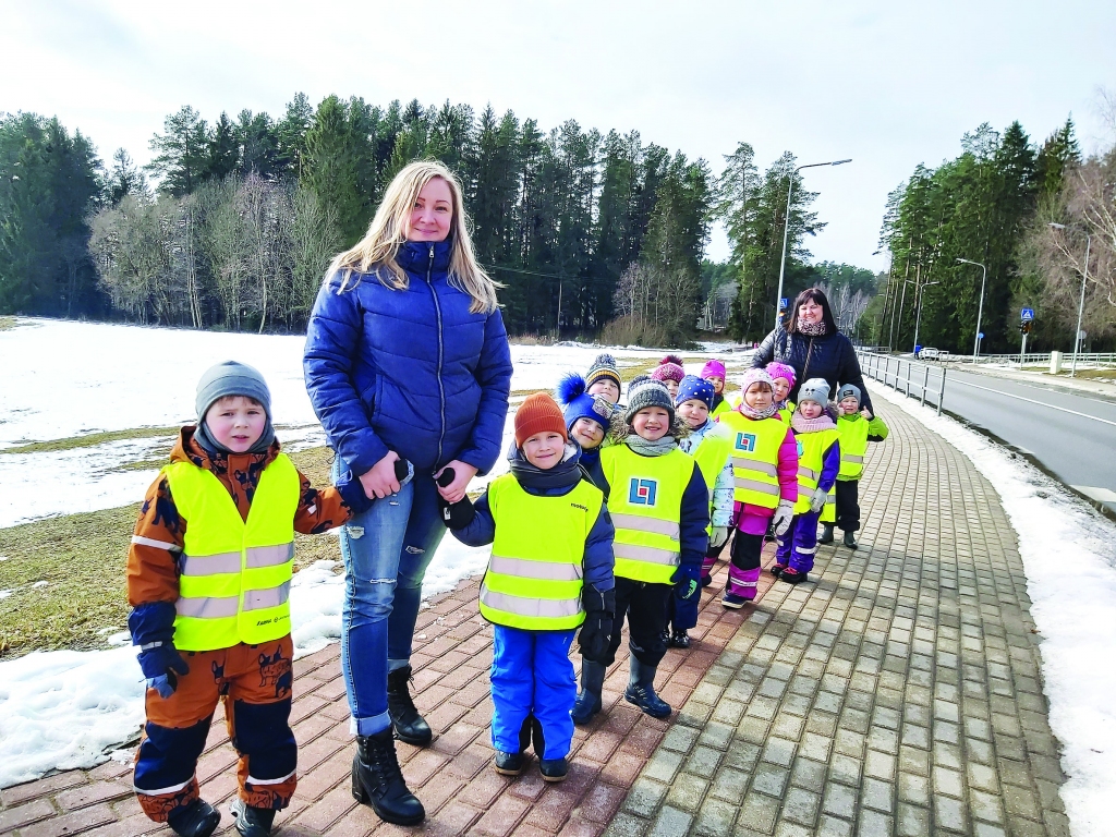 Valkas pirmsskolas izglītības iestādes grupas “Bitītes” audzēkņi kopā ar skolotājām Baibām pastaigā. Četrus un piecus gadus vecie bērni ar prieku stāstīja, ka viņiem patīk bērnudārzā, kur ir draugi un interesantas nodarbes.
Autors: Ingūna Johansone