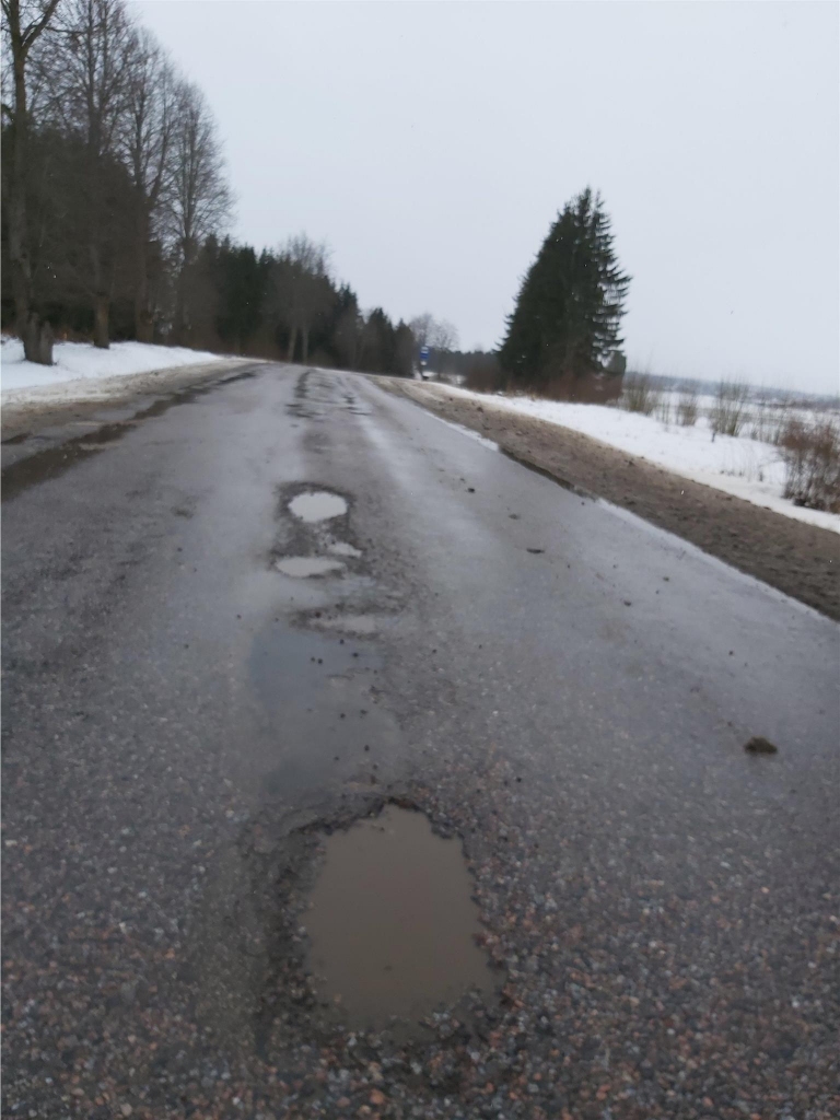 Valsts reģionālais autoceļš Smiltene–Valka autovadītājiem jau gadiem ilgi ir kā pārvarama šķēršļu josla bedru un citu ceļa defektu dēļ, it īpaši Smiltenes pusē.                                                                                        
Autors: INGŪNA JOHANSONE