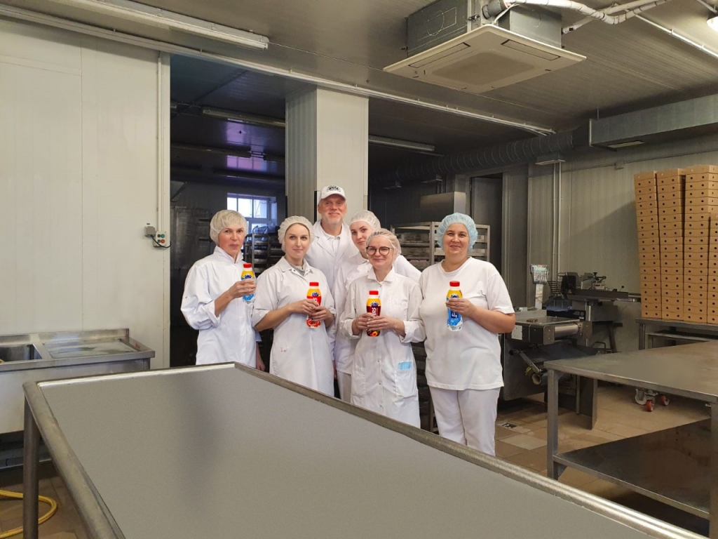 Darba ņēmēji novērtējuši akciju sabiedrību “Smiltenes piens” kā Vidzemē trešo labāko  darba devēju. Savukārt uzņēmuma vadība teic paldies visiem uzņēmumā strādājošajiem. Attēlā – AS “Smiltenes piens” padomes priekšsēdētājs Armands Kovaldins ar saldumu ceha darbiniecēm. Fotogrāfija uzņemta pirms pandēmijas. 

Autors:  NO AS “SMILTENES PIENS” ARHĪVA