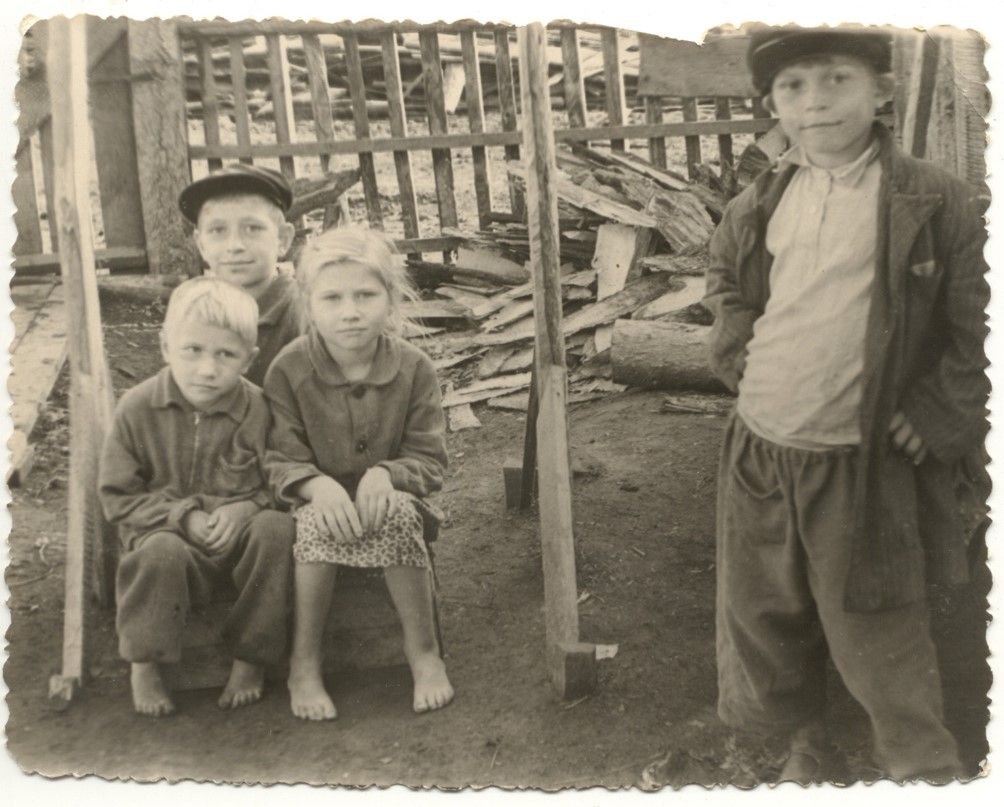 1949. gadā deportētie bērni savu latvietību izsūtījumā saglabāja, pateicoties arī tam, ka   Sibīrijas sādžās vienuviet dzīvoja vairākas latviešu ģimenes un to atvases uzauga kopā. Attēlā – izsūtīto latviešu bērni Irkutskas apgabala Tulumas rajona dzelzceļa stacijas Šuba pagalmā.                                    
Autors: VALKAS NOVADPĒTNIECĪBAS MUZEJA KRĀJUMA