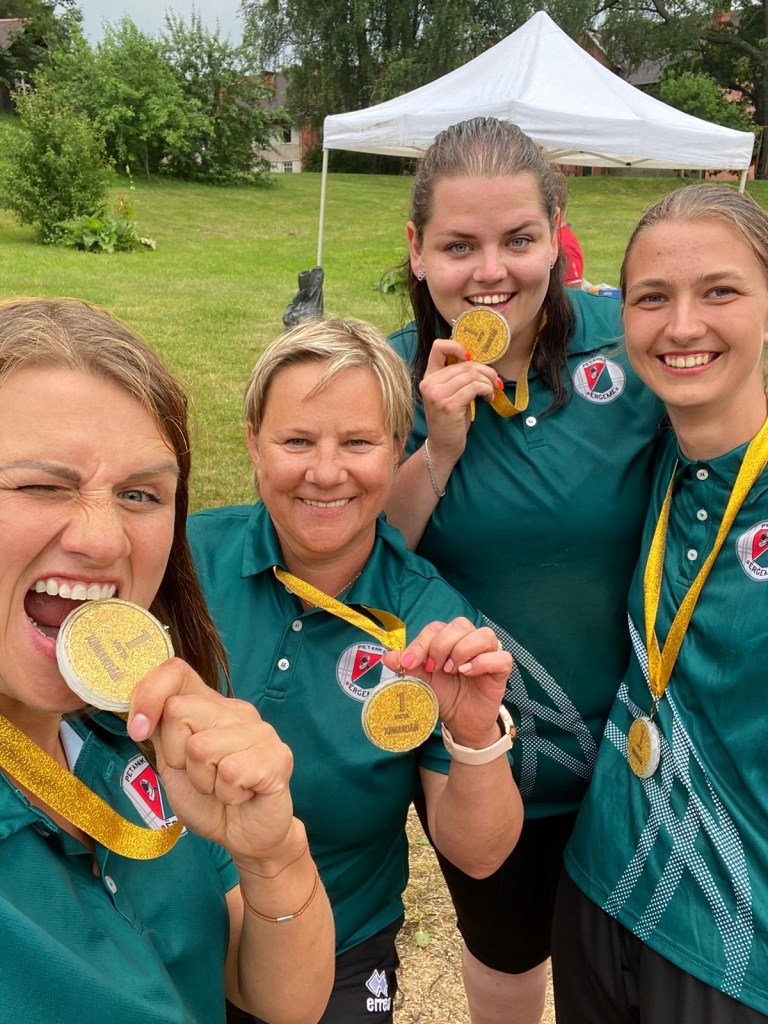 Aizvadītais gads Leldei Stūrei bijis ļoti veiksmīgs – viņa izcīnīja Latvijas čempiones titulu vienspēlēs, dubultspēlēs, kā arī, kopā ar SK “Petanks Ērģeme” komandas biedrenēm sīvā konkurencē uzvarot sieviešu trijnieku sacensībās, izcīnīja iespēju startēt 2021. gada pasaules čempionātā. Attēlā – SK “Petanks Ērģeme” dalībnieces  Laura Miglāne (no kreisās), Ginta Miglāne, Jekaterina Soika un Lelde Stūre. 
Autors:  no personīgā arhīva