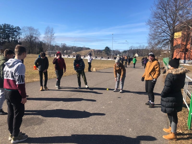 No pirmdienas, 22. marta, āra nodarbības atļautas skolās kopumā 45 Latvijas novados. Ne visas izglītības iestādes, kuras to drīkst darīt, šo iespēju ir izmantojušas.  To skolu vidū, kas uzdrīkstējušās, ir Strenču pamatskola.                                                                                                                                                                                                                                                                        
Autors: ELĪZA ZIEDIŅA