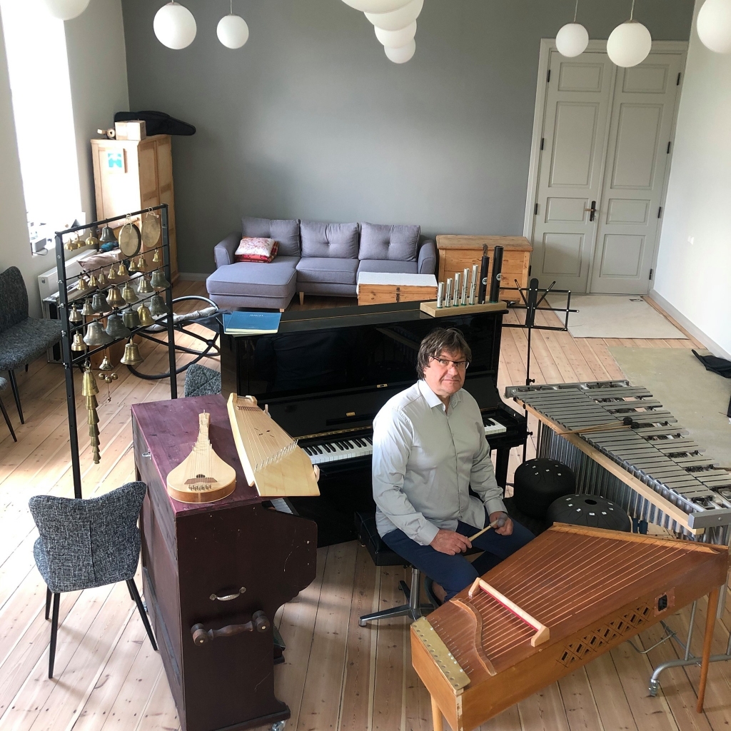 Bijušajā Ozolu skolā Zvārtavas pagastā jau gadu saimnieko Latvijā pazīstamais komponists Jānis Lūsēns. Skolas lielo zāli viņš kopā ar dzīvesbiedri flautisti Eviju Mundeciemu iekārtojis par savdabīgu relaksējošu skaņu laboratoriju. Kad būs atcelti visi ierobežojumi, komponists plānojis uzņemt viesus un sniegt iespēju ļauties skaņām un skaņu tembru pasaulei.                                                                                                                              
Autors: ROBERTS JOHANSONS