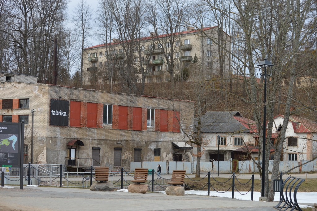 Šo savu īpašumu Smiltenē pie Vidusezera vietējā pašvaldība saredz kā potenciālo Smiltenes novada Viedrades kvartālu, ar vārdu  “viedrade” domājot kopradi, mūsdienīgu tehnoloģiju izmantošanu un inovāciju radīšanas iespējas.                                                                                                                                                              
Autors: SANDRA PĒTERSONE