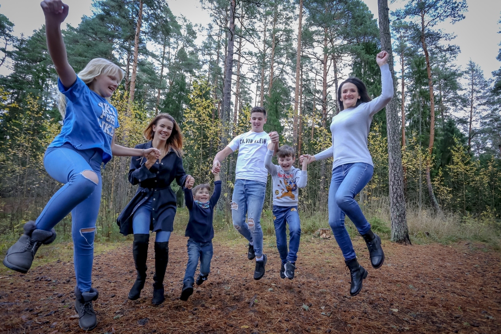 Viens par visiem un visi par vienu – tāda ir Līgas Bogdānovas (pirmā no labās) kuplā ģimene. No kreisās – meitas Roberta un Diāna, mazdēls Ernests, dēli Mārcis un Miks.                                                                                                                                                                                                                                           
Autors: SANTA SINKA