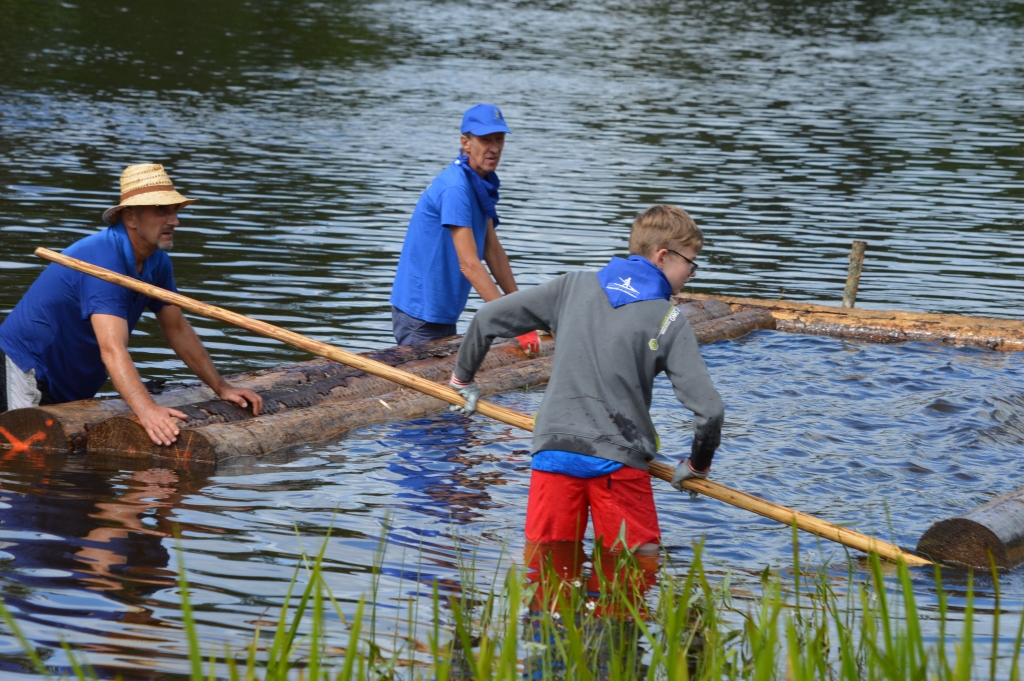 Lai saglabātu plostnieku amata prasmes un nodotu tās tālāk, 2020. gadā Strenčos notika plosta siešanas meistarklase, kurā Gaujas plostnieki ierādīja šo amatu visiem, kuri vēlējās (attēlā no kreisās – Gaujas plostnieki Normunds Āboliņš un Romāns Polītis).         
Autors: SANDRA PĒTERSONE