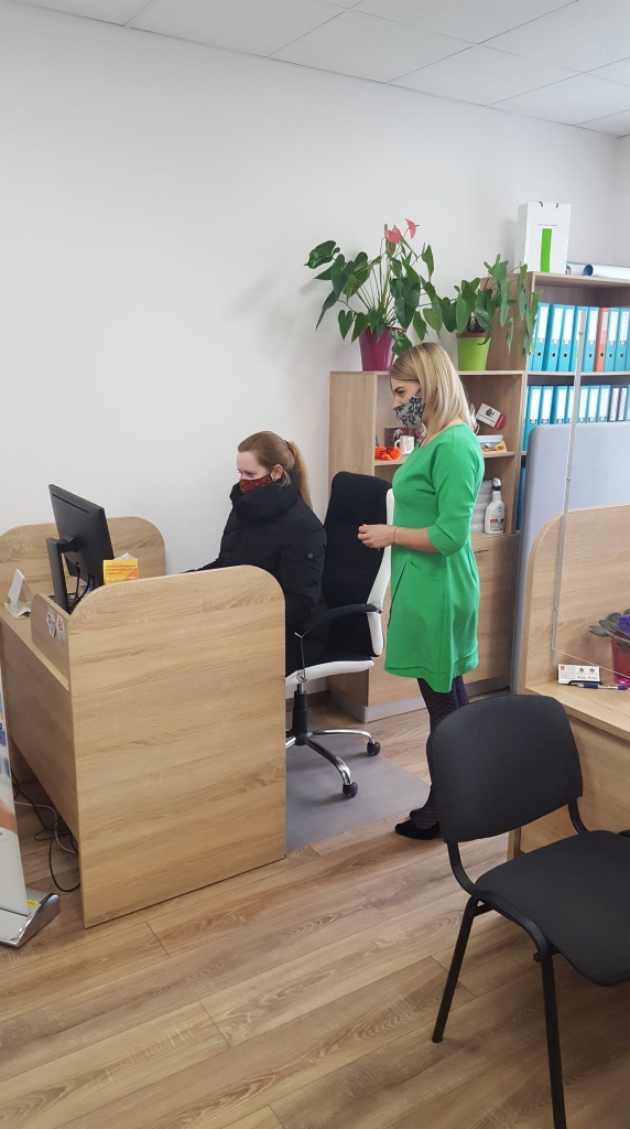 Valkas novada Valsts un pašvaldības vienotais klientu apkalpošanas centrs Valkā, Rīgas ielā 25, ārkārtējās situācijas laikā ir vienīgā vieta, kur iedzīvotāji klātienē var piekļūt datoram. Iedzīvotājiem konsultācijas un palīdzību sniedz klientu apkalpošanas speciāliste Aksana Markoviča. 
Autors: BAIBA VOROBJEVA  