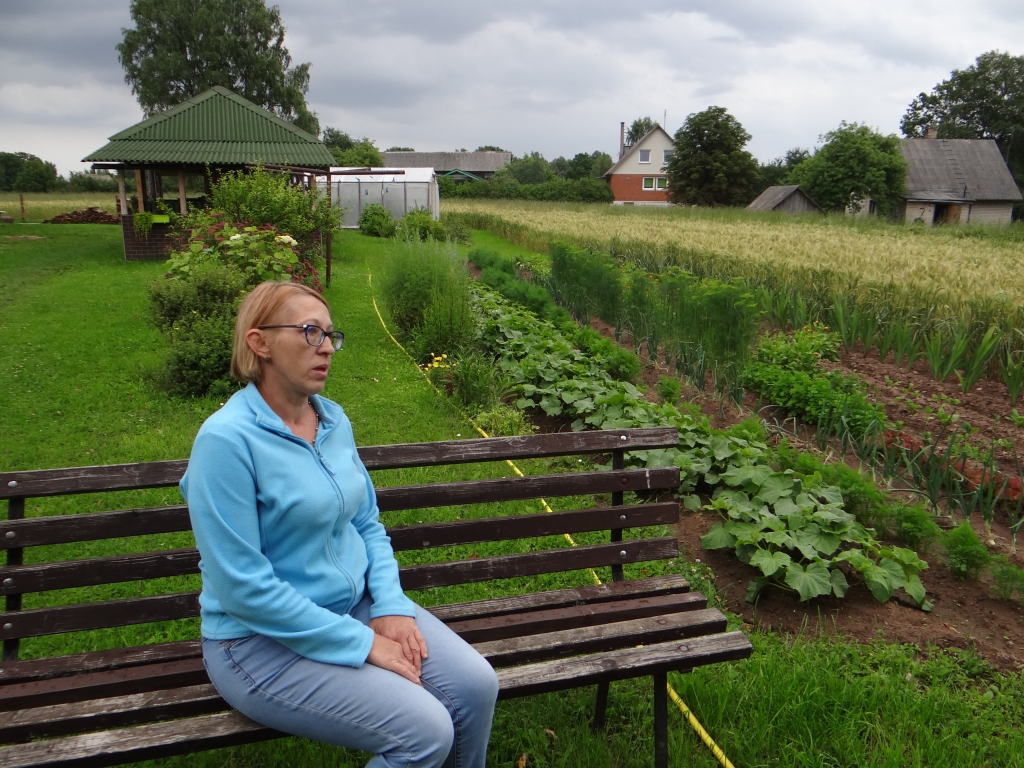 Kārķu pagasta iedzīvotāja Evija Zirne arī sogad turpinās darboties savā piemājas saimniecībā. Pirms trijiem gadiem Sandras Pilskalnes iedrošināta viņa sanēma reālu atbalstu, lai varētu iekopt savu piemājas dārzu. 
Autors: SANDRA PILSKALNE