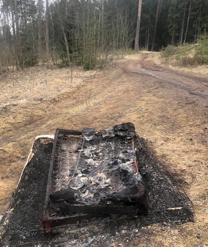 Smiltenē, mežā pie Klievezera, ne tikai izmesta gulta, bet arī sadedzināta. Lai mazinātu šādu rīcību, iedzīvotāji rosina pašvaldību rīkot akciju, kurā bez maksas varētu nodot lielgabarīta atkritumus. Šogad pilsētā tāda nav plānota.                                                                                                                                                                                                                                                                                                                     
Autors: Inga Savicka