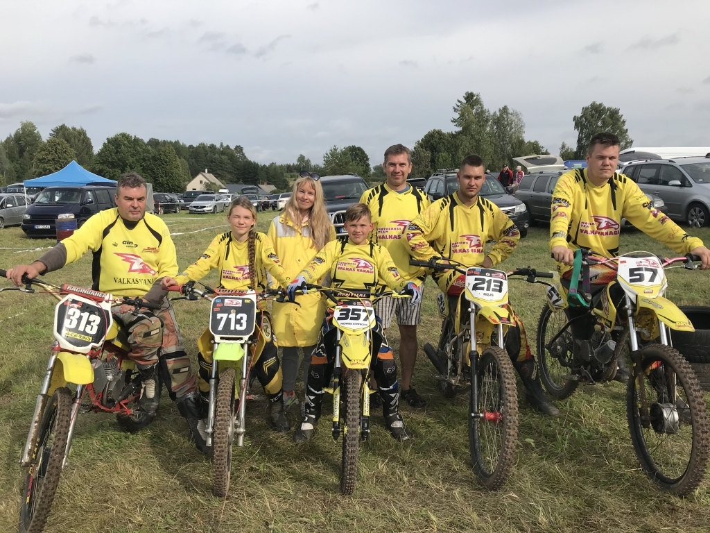 Desmit gadu laikā motoklubs “Valkas vanagi” ir kļuvis par čempionu kalvi un ieguvis cieņu un atpazīstamību visā Latvijā. Attēlā – “Valkas vanagi” 2020. gada “Vaidavas kausa” sacensībās: Normunds (no kreisās), Suzanna un Laura Gredzeni, Ričards un Laimonis Stafecki, Niks un Rojs Gredzeni.                                        
Autors: no personīgā arhīva