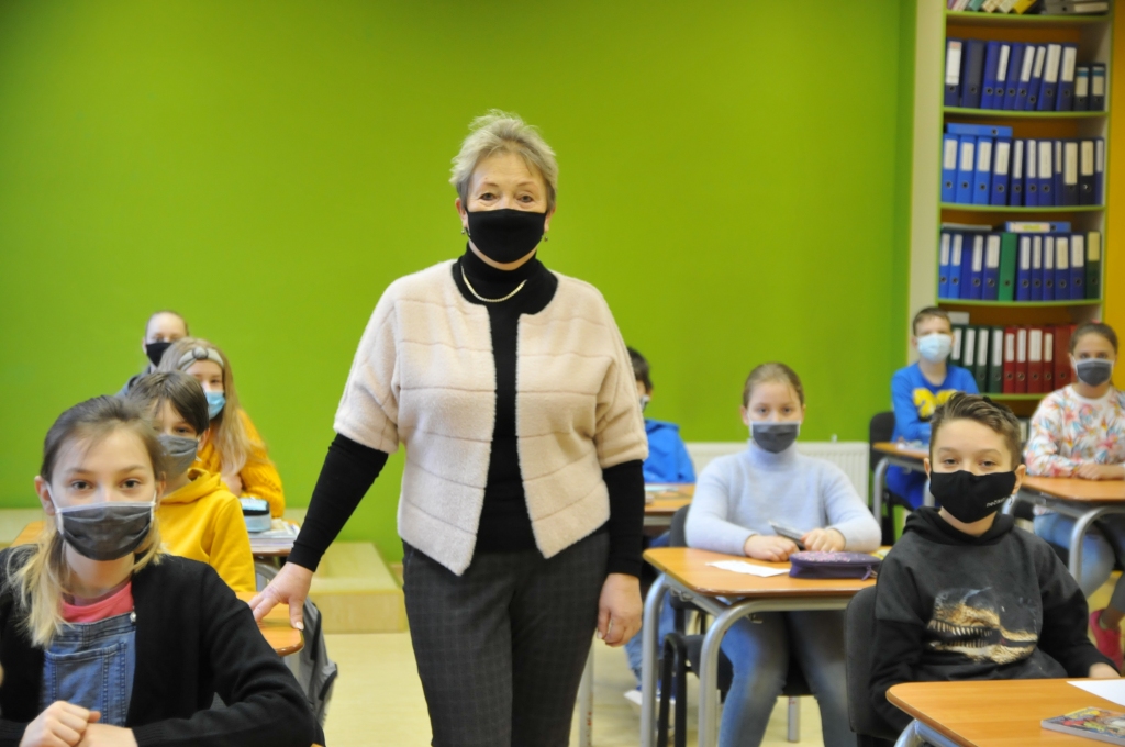 Atgriežoties skolas solā, Valkas Jāņa Cimzes ģimnāzijas 4.a klases audzinātājai Vizmai Polei un skolēniem bija jāpievārē jauns izaicinājums – stundas jāpavada ne savā klasē un pat ne savā skolā, bet tā saucamajā lielo skolēnu skolā – ģimnāzijas ēkā Raiņa ielā 28a.                                                                                                             
Autors:  INGA KARPOVA