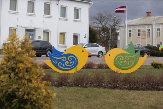 Smiltenes novada pašvaldība, gaidot Lieldienas, parūpējusies par svētku noformējumu pilsētvidē. Šoreiz redzami iepriekšējo gadu dekori, kuriem atsvaidzināta krāsa.                                                                              
Autors: Santa Sinka