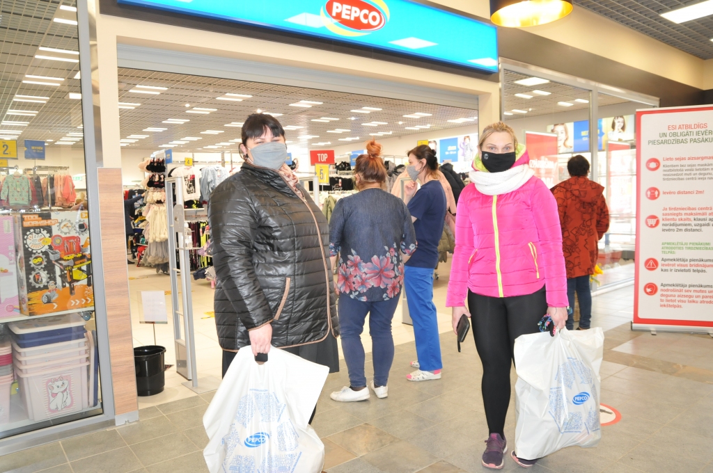 Atveroties mazajiem veikaliem, trešdien rindu izstāvēja un bērniem apģērbu iegādājās valcēnietes Baiba Baranova (no kreisās) un Jogita Dica-Kalniņa. 
Autors:  INGA KARPOVA