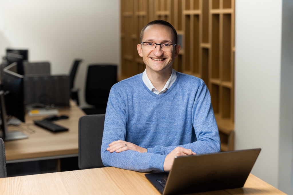 Valkas vidusskolas absolvents Mārcis Pinnis ir mākslīgā intelekta attīstības vadītājs starptautiski atpazīstamā Latvijas mašīntulkošanas uzņēmumā “Tilde”.                                                                                                  
Autors: PUBLICITĀTES FOTO