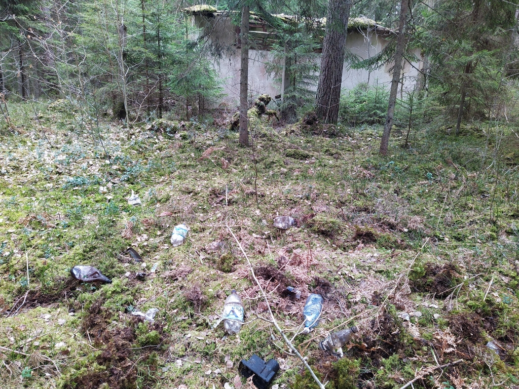 Kādreiz šī ēka Saltupu mežā Launkalnes pagastā bija  uzņēmuma “Smiltenes MRS” ķimikāliju glabāšanas noliktava un tagad ir privātīpašums. Apkārtnē izmesti būvgruži, pudeles ar nenosakāmiem šķidrumiem, vecas mašīnu detaļas. Tā ir tikai viena no piedrazotām vietām, kas dabai ilgtermiņā var nodarīt  ļoti būtisku kaitējumu, norāda kāds Silvas iedzīvotājs.                                                                                                                                         
Autors: ACULIECINIEKA FOTO