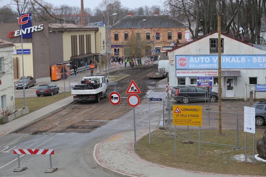 Pēc svētku brīvdienām Smiltenes pilsētas centrā uzsākti pārbūves darbi, kas skar Marijas ielu un Baznīcas laukuma 16A teritoriju. Līdz ar to ir ierobežota vai pat pilnībā slēgta satiksme atsevišķās vietās.   