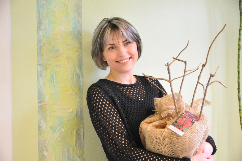 Valcēniete Sabīne Dubrovska konkursā iegūto jaunās šķirnes rozā hortenzijas stādu stādīs mammas dārzā, kur jau aug vairākas maģiskās un košās dārza “bumbas”, kas spēj mainīt krāsu.                                                                                                                                  
Autors:  INGA KARPOVA