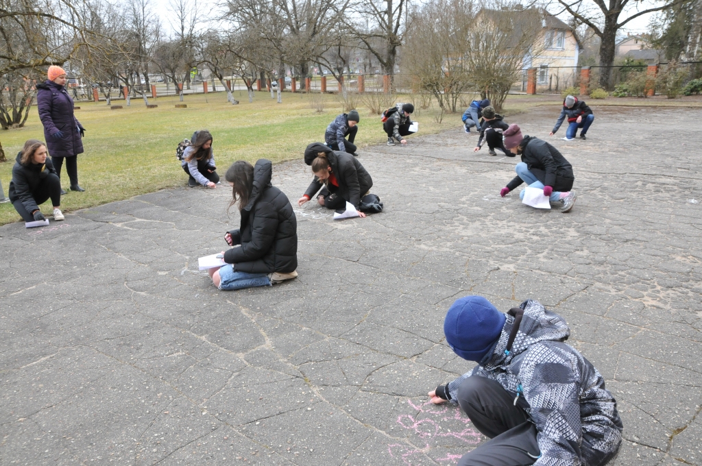Valkas Jāņa Cimzes ģimnāzijas vēstures skolotāja Vineta Skutāne aicina 6.a klases skolēnus izmantot skolas pagalmā pieejamās lielās tāfeles – asfalta – priekšrocības.                                                                      
Autors: INGA KARPOVA