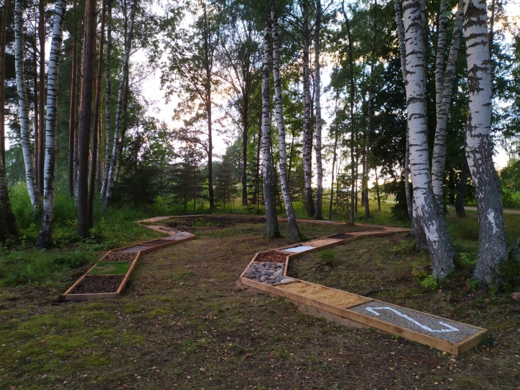 Viens no pērn labākajiem iedzīvotāju īstenotajiem projektiem Vidzemē ir sajūtu taka pie Bilskas ezera. 
Autors:  IRA PUNKSTIŅA