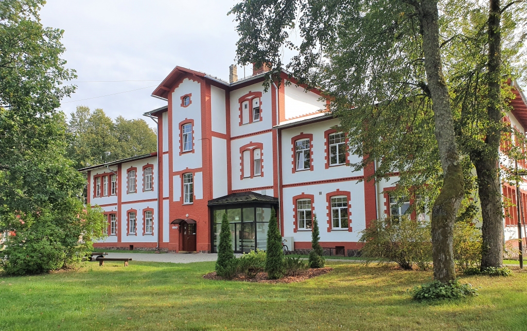 Strenču psihoneiroloģiskajā slimnīcā, 1. un 6. nodaļas (attēlā) ēkās, šogad  sāksies būvdarbi. Pacientus tikmēr izmitinās citās nodaļās. 
Autors: PUBLICITĀTES FOTO