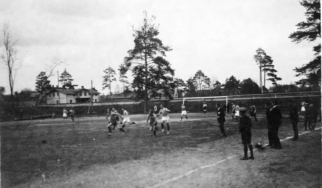 Kā pirmā 1922. gadā tika dibināta Valkas Sporta biedrības futbola sekcija. Kad sporta laukumā tika ierīkots futbola laukums, to atklāja ar pirmo spēli. Strīpainajos kreklos – Valkas futbolisti.