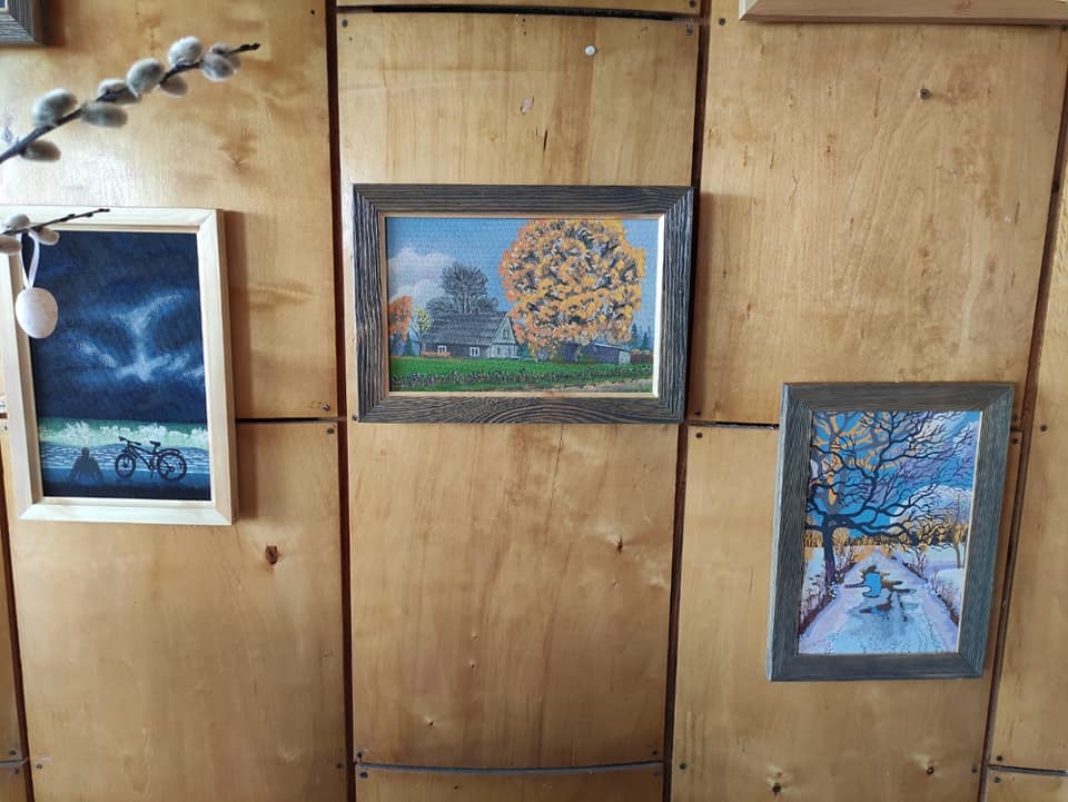 ““Covid-19” otrā viļņa raža” – tā savu gleznu izstādi Variņu bibliotēkā nosaukusi Bilskas pagasta iedzīvotāja Vija Meistere.        
Autors: INGRĪDA KUŠNERE