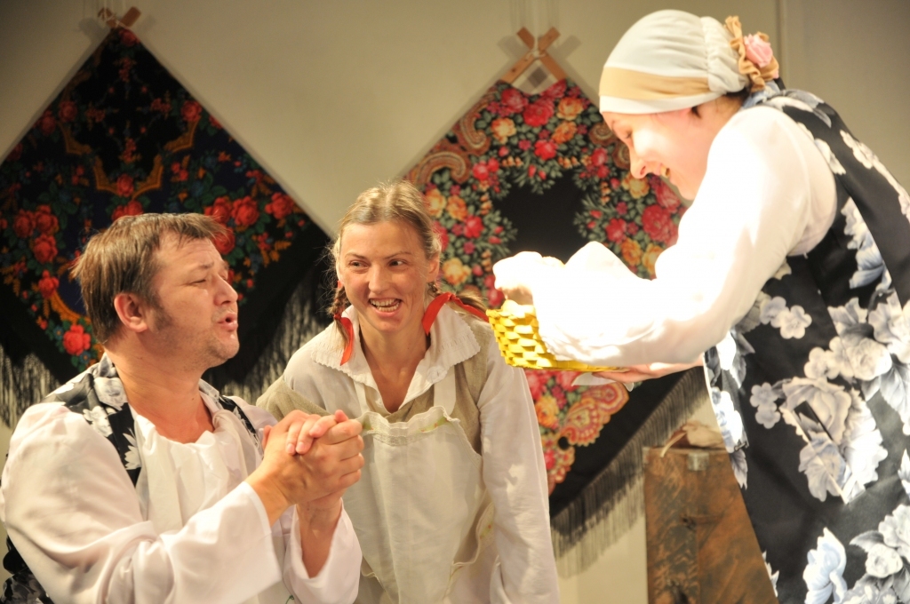 Skats no Valkas pilsētas teātra izrādes 