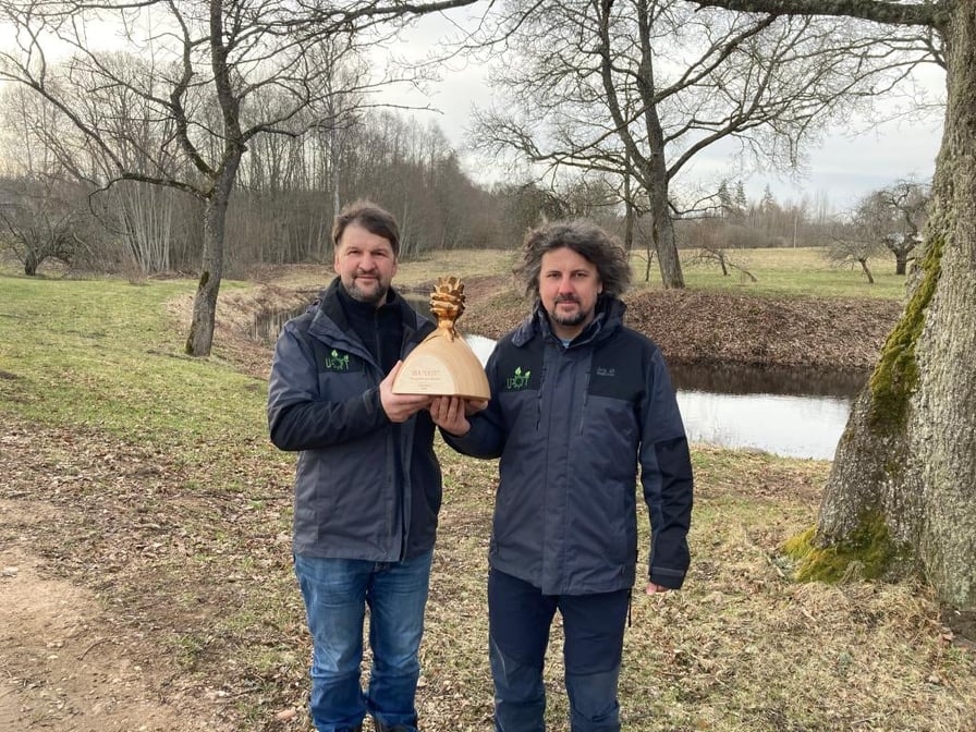 Brāļu Uģa Ozoliņa (no kreisās) un Ivo Ozoliņa ieguldījums ir ne tikai Latvijā, bet arī aiz valsts robežām zināma meža augsnes sagatavošanas un meža atjaunošanas tehnika. Viņu uzņēmums  “UOT”, kas reģistrēts Bilskas pagastā, saņēmis Zemkopības ministrijas apbalvojumu “Zelta čiekurs” par inovatīvu uzņēmējdarbību.                                                                               
Autors: ULDIS OZOLIŅŠ