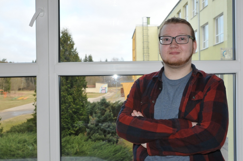 Reinis Kačevskis Valkas Jāņa Cimzes ģimnāzijā strādā kopš šī mācību gada sākuma. Lai gan pieredze nav liela, Reinis atzīst, ka kolēģi ir forši ar vēlmi apgūt jaunas lietas. Arī bērni ir zinātkāri un viņu respektē. 
Autors: INGA KARPOVA