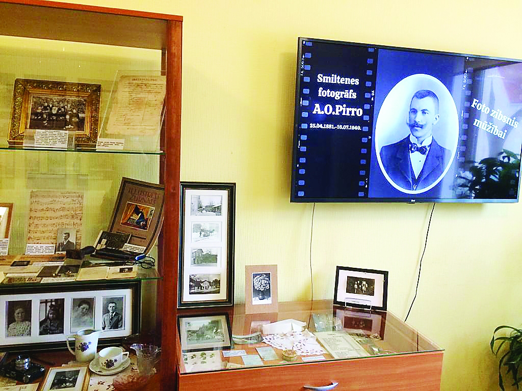 Pagaidām izstādes, arī attēlā redzamo, kas veltīta smiltenieša fotogrāfa Arnolda Oskara Pirro 140. dzimšanas dienai, Smiltenes bibliotēka eksponē nomātajās telpās 19. gadsimtā uzceltajā namā, bet cer un tic, – reiz Smiltenē būs skaista, mūsdienīga bibliotēka jaunās, plašās telpās. 
Autors: SANDRA PĒTERSONE