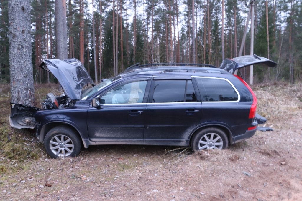 Jauniešu izpriecu brauciens beidzās ar spēkrata ietriekšanos ceļmalas kokā.                 
Autors: Igaunijas policija