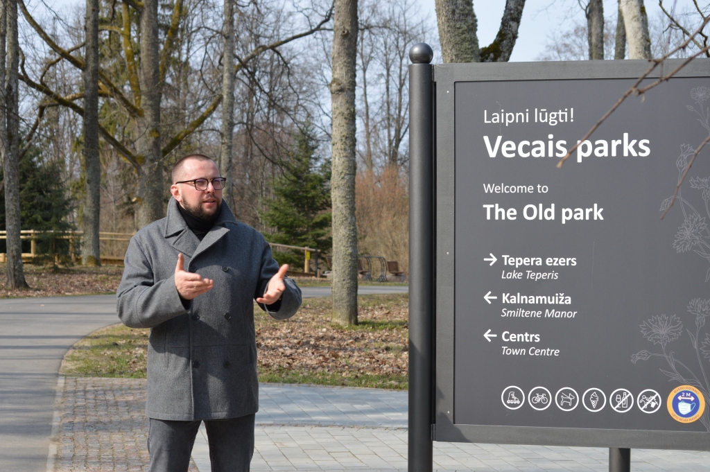 Vides dizainers Kristaps Štobis secina, ka ļoti daudzu Latvijas pilsētu problēma ir jautājums par vienotu stilistiku, un uzsver,  – kaut ko darot, ir jānotiek viedokļu apmaiņai un diskusijām, jo vislabākie rezultāti rodas strīdos. Ja šāda apspriešana būtu notikumi, tad arī Valkā, iespējams, nebūtu cilvēku, kuri kurn par dvīņu pilsētu jauno kopīgo centra laukumu, bet Smiltenē – par pārbūvēto centru  un tur redzamajiem vides dizaina objektiem.                                                                                                                                                                                                     
Autors: SANDRA PĒTERSONE