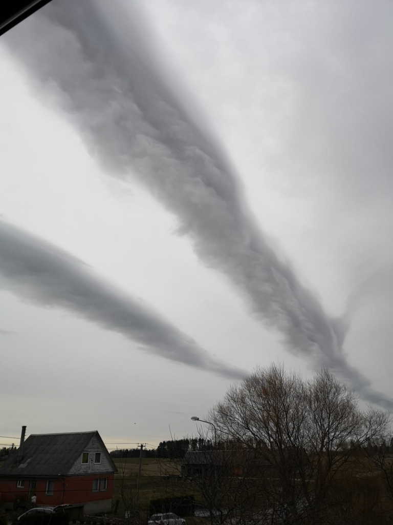 Šāda savdabīga kombinācija mākoņiem šomēnes sanākusi Vidzemē (attēlā – virs Launkalnes ciema Smiltenes novadā).                      
Autors:  INESE LAZDIŅA