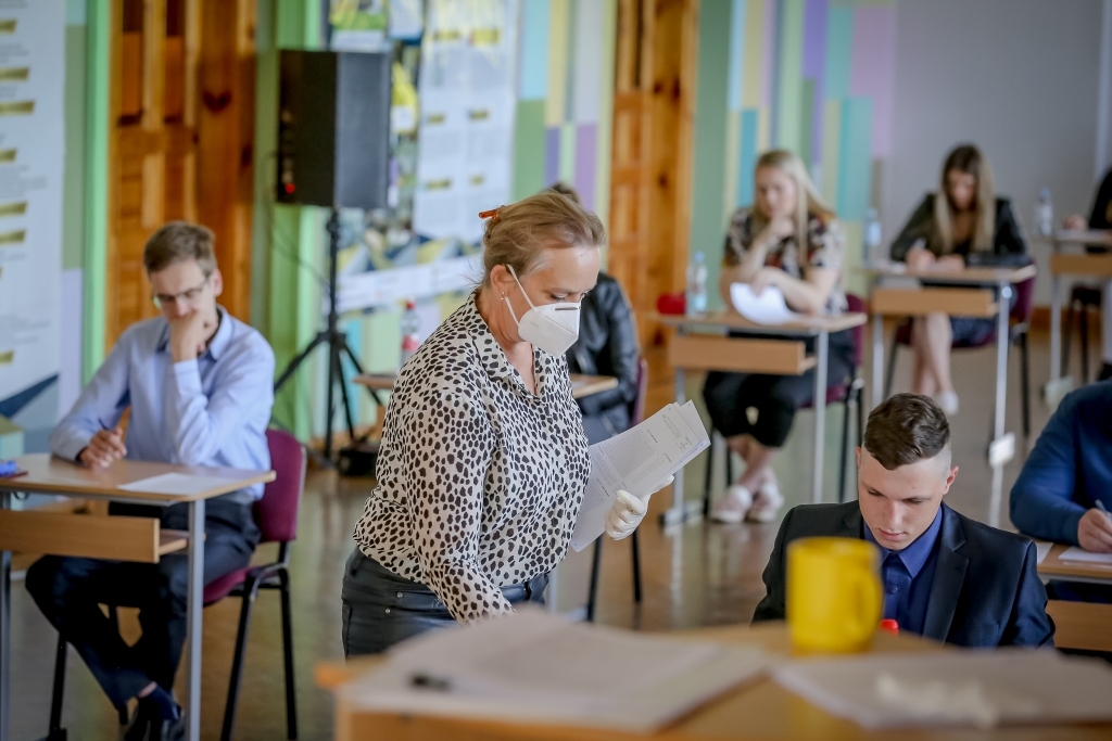 Tāpat kā pagājušajā mācību gadā, arī šogad 12. klašu skolēniem būs jākārto centralizētie eksāmeni klātienē.                                                    
Autors: SANTA SINKA