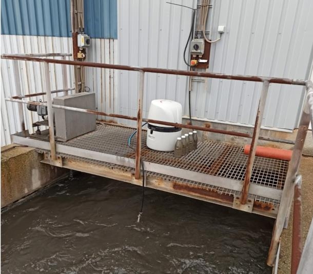 Baltajā toverī atrodas laboratorijas iekārta, kas automātiski diennakts laikā Jelgavas pilsētas notekūdeņu attīrīšanas stacijā savāca analīžu paraugus. Lai noskaidrotu, vai pilsētā gaidāms inficēšanās pieaugums vai kritums, pietiek, ja laboratoriski izpēta apmēram spaini notekūdeņu
Autors: “Bior”