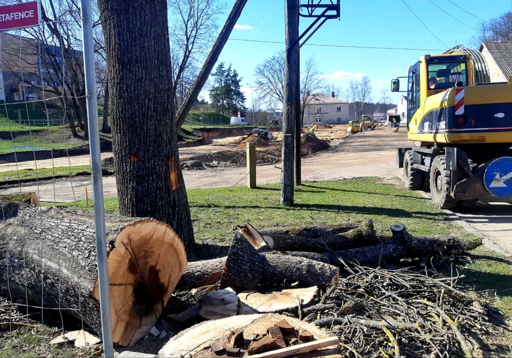 Koku zāģēšana Smiltenes pilsētas centrā ietilpa būvprojekta darāmo darbu sarakstā. Tā esot neatliekama, lai secīgi varētu turpināt būvdarbus.                                                                                                                       
Autors: SANTA SINKA