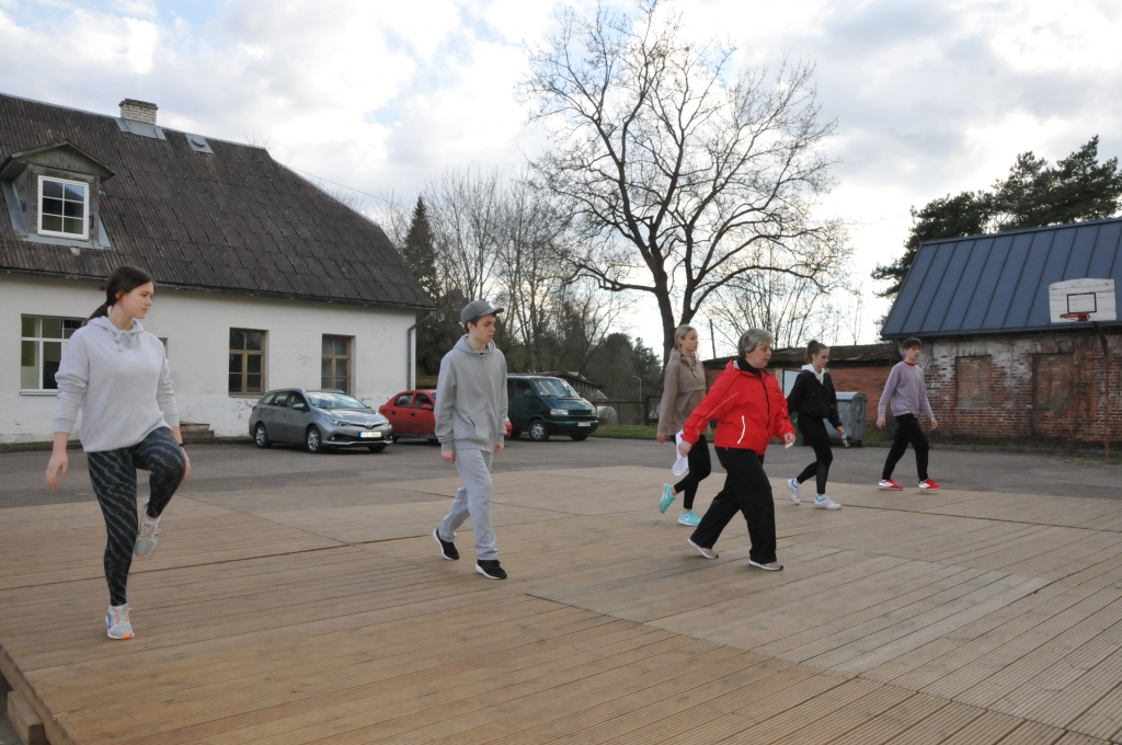 Lai ievērotu stingros noteikumus, Valkas jauniešu tautas deju kolektīva “Vendīgs” dalībniekus vadītāju Vineta Skutāne sadalījusi grupās.                                                                                                                                                                                        
Autors:  INGA KARPOVA