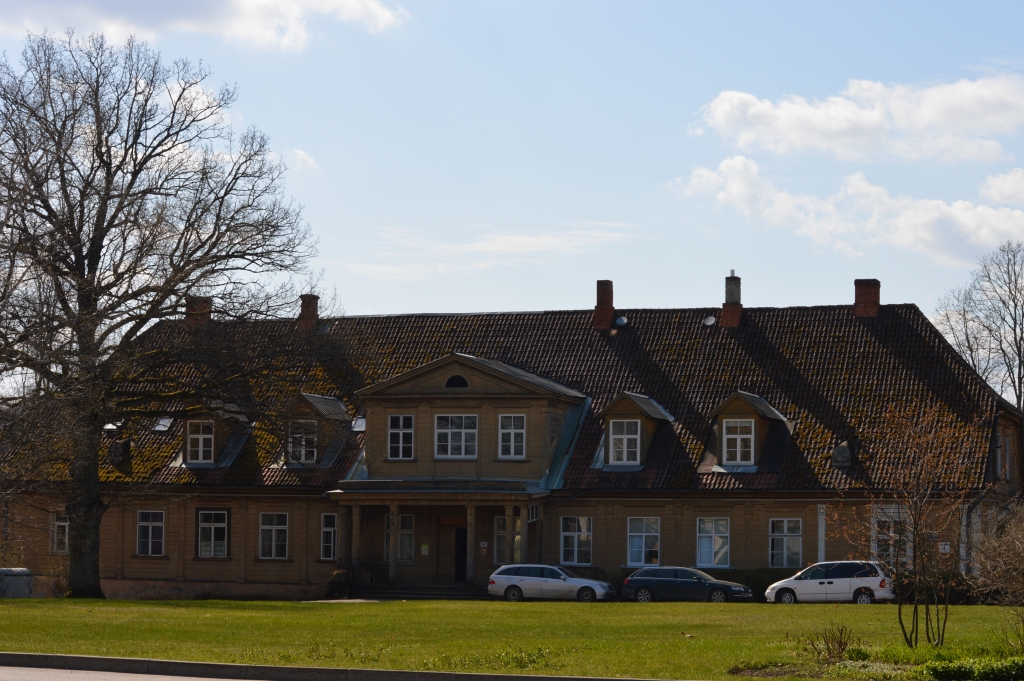 Smiltenes muižas ēka jeb kungu māja ir valsts nozīmes arhitektūras piemineklis. Mūsdienās ēkā atrodas        dzīvokļi.                          
Autors: SANDRA PĒTERSONE